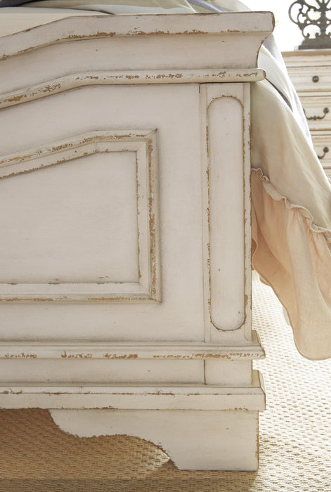 Realyn Queen Upholstered Panel Bed with Mirrored Dresser